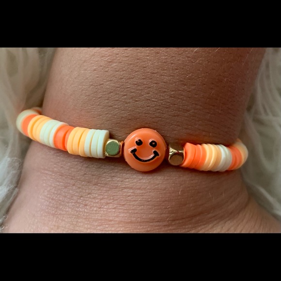 Clay flat bead orange smiley face bracelet - Picture 1 of 2